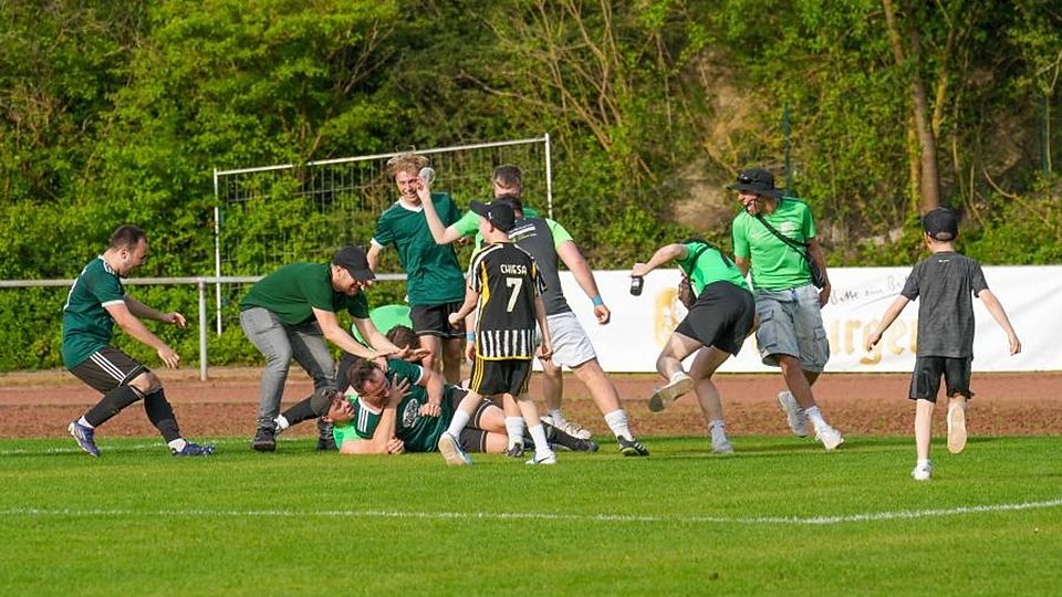 Fast erdrückt vom Jubel von Fans und Mitspielern wurde Niko Michel nach seinem 3:2 für den TSV Armsheim.	Foto: B. Korpak / p-p