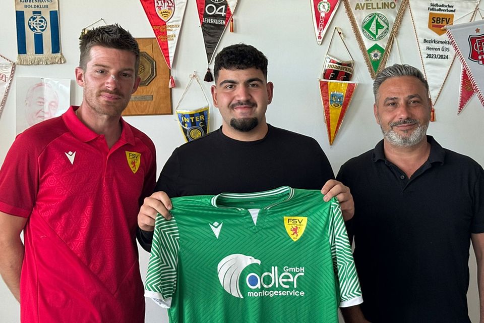 Cristian Passannante (Mitte) mit Sportchef Stephan Leipert und Joachim Sperker (Vorstand Sport) | Foto: Verein