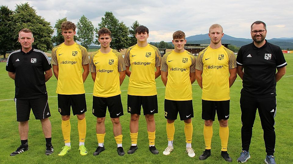 Trainer Andy Herrmann (links) und Sportlicher Leiter Sebastian Dietl (rechts) mit den neuen Spielern (von links): Florian Fischer, Moritz Hausladen, Simon Lankes, Max Roider und Josep Altmann.