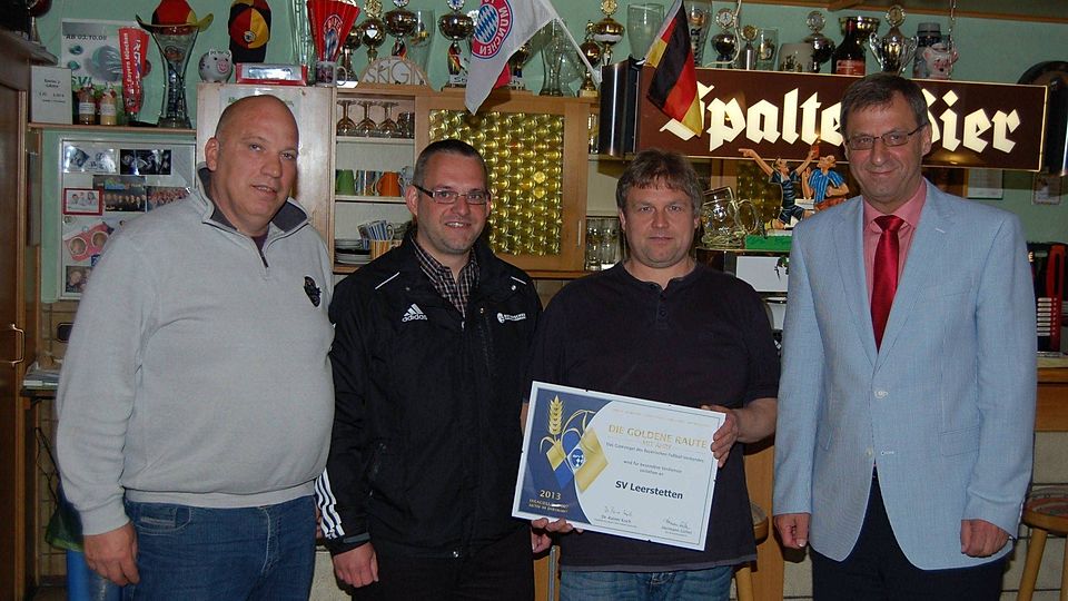 Als siebter Verein in ganz Bayern erhielt der SV Leerstetten zum zweiten Mal die Auszeichnung ?Goldene Raute mit Ähre? des BFV. F: Hahn