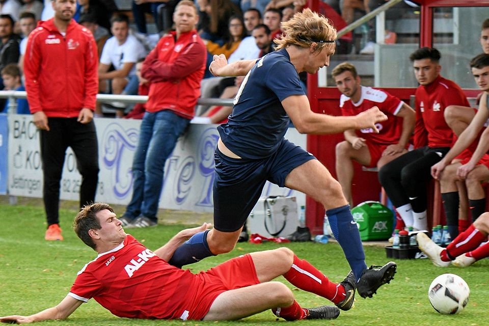 Sehenswerte Ballstafetten und wunderbare Zweikämpfe sahen 320 Zuschauer im Kreisliga-Hit. Hier grätscht der Jettinger Benjamin Ruff gegen den Ziemetshauser Thomas Pietsch.