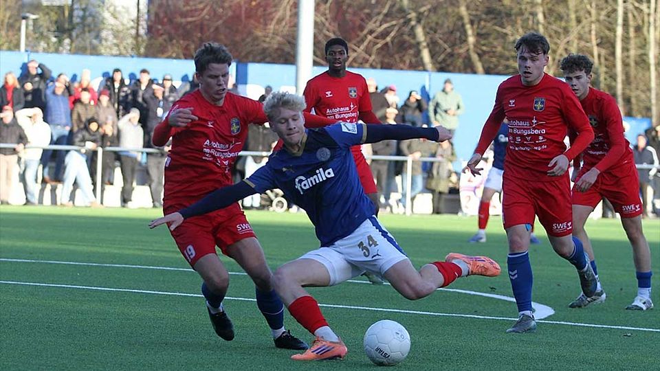 Luca Prasse (Holstein Kiel II) kommt hier gegen Johann Schneekloth (Eutin 08) in der Box  zum Abschluss. Der Ball geht knapp am Tor vorbei.