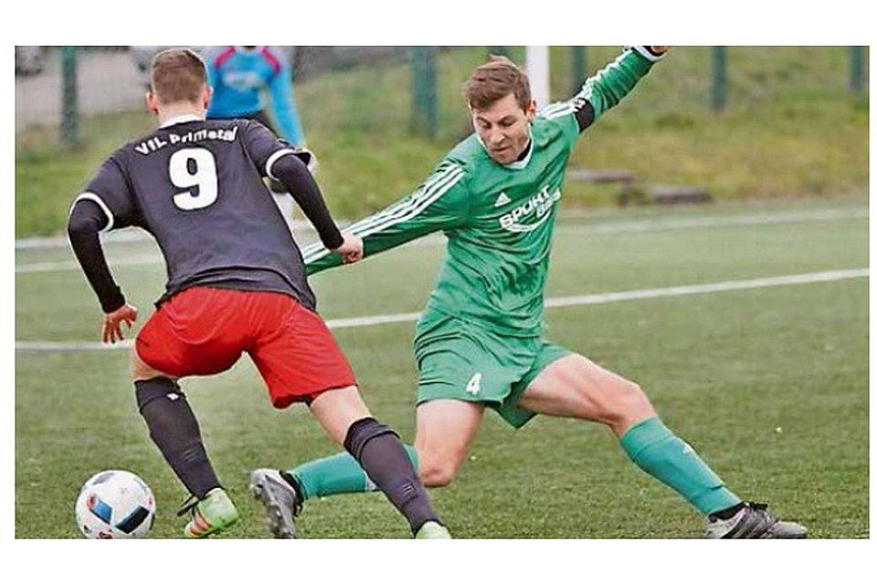 Ballweilers Kapitän Steffen Sand (rechts) lässt sich im eigenen Strafraum austricksen - Darius Straub (links) nutzt die Gelegenheit zur Vorlage für die Primstaler 1:0-Führung. Foto: FNS