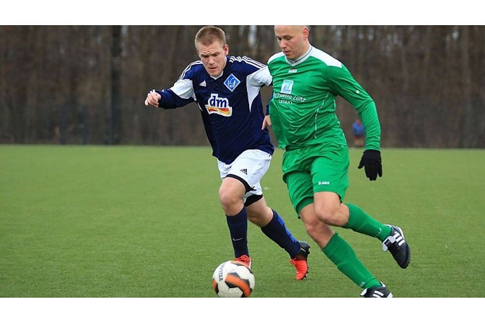 Karl Ahrens (in blau) spielt ab Januar bei der Eintracht.                   F: Grimm