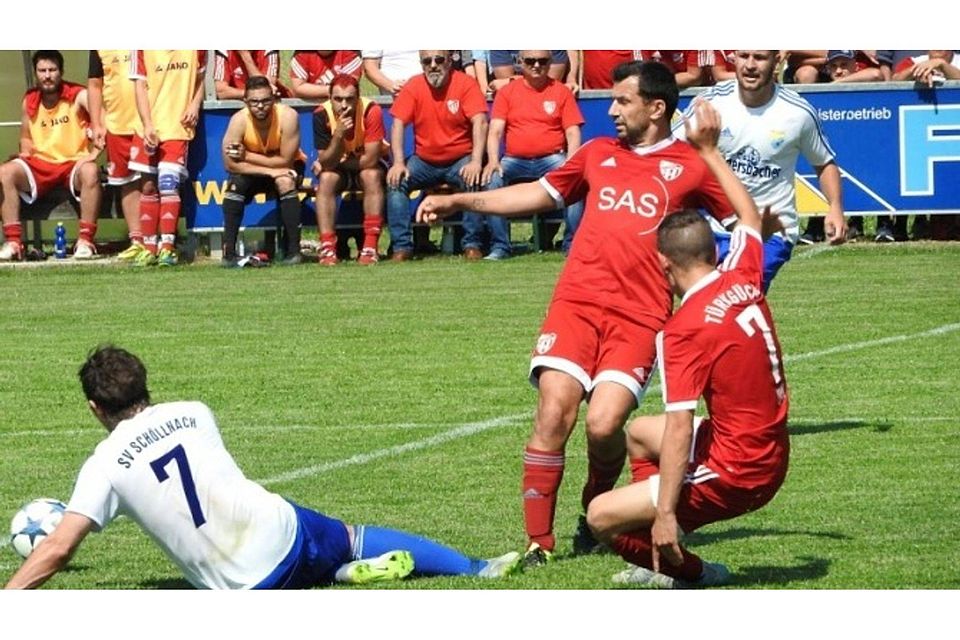 Dogan Orbay (stehend in rot) beendet am Saisonende seine Tätigkeit bei Türk Gücü Deggendorf. F: Penn