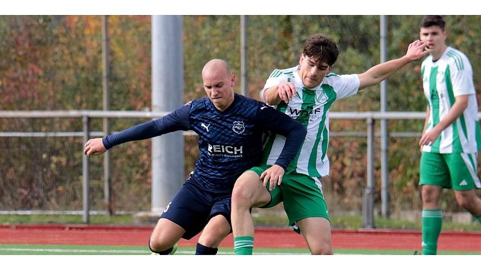 Sascha Schick (l.) genießt bei der SG Eschenburg so etwas wie Kultstatus - egal ob in der Gruppenliga oder wie hier im Spiel der Eschenburger „Zweiten“ gegen Nico Schrecke und den TuS Driedorf. Trainer Yannic Weber sagt über ihn: „Er verkörpert in jedem Training und in jedem Spiel das, was du als Trainer oder Zuschauer sehen willst: Totale Hingabe an den Fußball. Damit kann er eine Mannschaft anstecken.“ (Archivbild) © Lorenz Pietzsch
