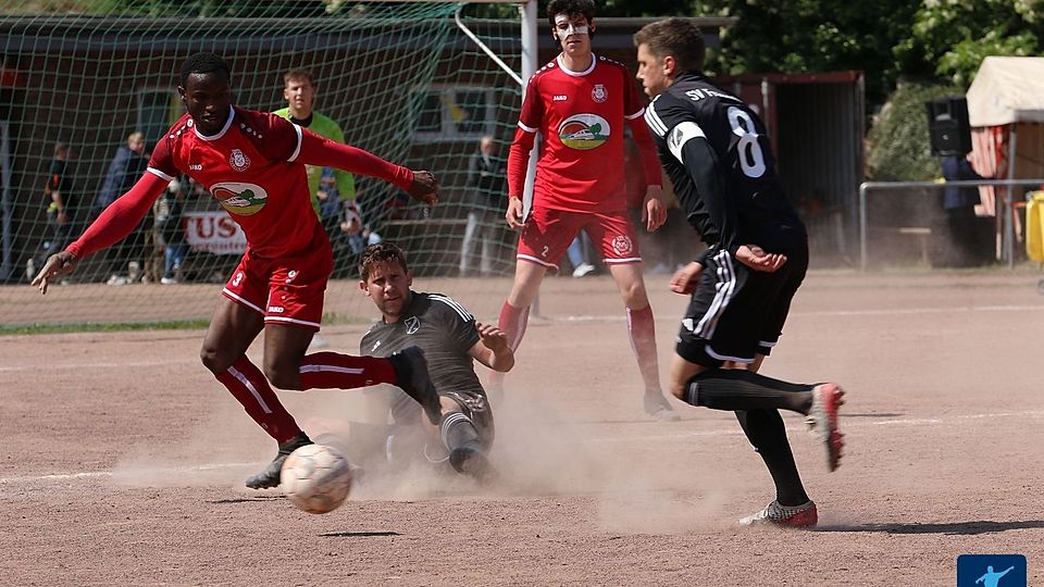 Mechernichs Sekou Keita bringt den Ball vor Marcel Kaiser (r.) aus der Gefahrenzone. Am Boden sitzend schaut Sebastian Kaiser zu.