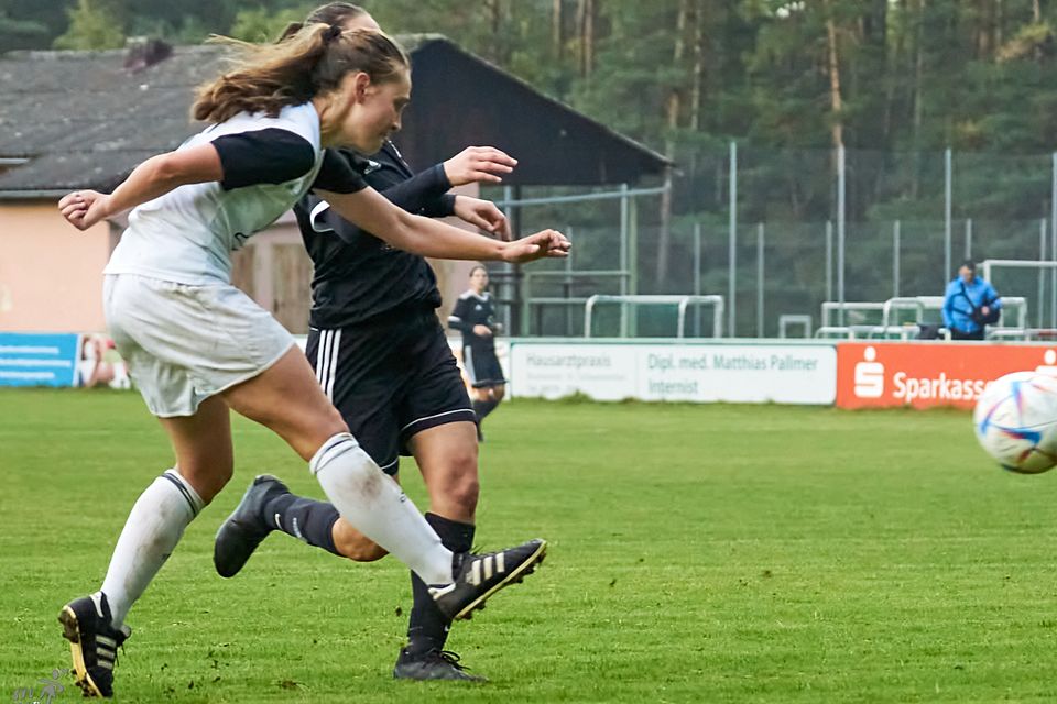 Annalena Herzog zimmert die Kugel zum 4:0 in den Winkel