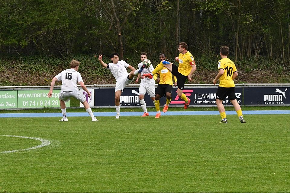 Nur in den ersten 30 Minuten war das Match hart umkämpft und hier bemühen sich der Altenerdinger Marco Baumann und der Freisinger Kapitän Felix Bauer mit vollem Einsatz um den Ball.