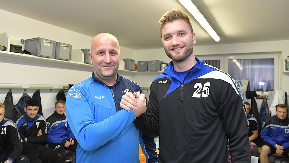 Handschlag: Wiedenbrücks Trainer Björn Mehnert (l.) begrüßt zum Auftakt der Wintervorbereitung Neuzugang Jacub Przybylko.