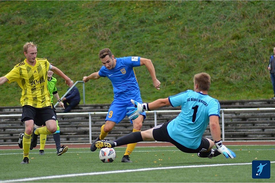 Eiskalt. Driburgs Knipser Jonas Wiechers-Wiemers (Mitte) lässt hier Bühnes Keeper Jan Ischen (r.) keine Chance und trifft zum zwischenzeitlichen 2:1. 