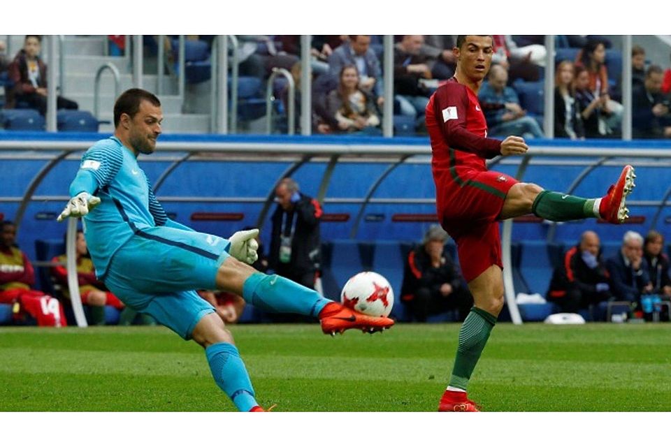 Beim Confed-Cup in Russland stand Hachings Stefan Marinovic (l.) im Tor von Neuseeland, hier im Spiel gegen Portugal mit Superstar Cristiano Ronaldo. FOTO: REUTERS