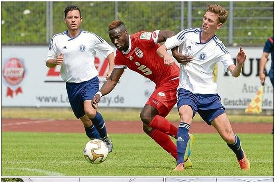 Gelungene Generalprobe: Zwei Tore erzielte Daniel Somuah (Mitte) gegen Friesdorf. Foto: Boris Hempel