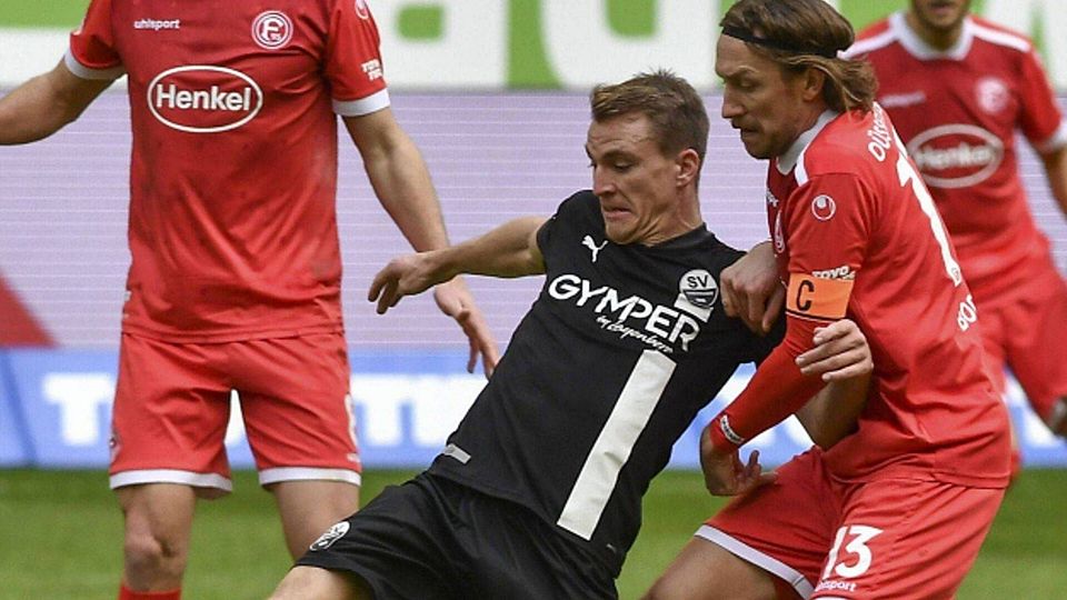Da spielte er mal von Anfang an: Emanuel Taffertshofer (im schwarzen Trikot) stand bei der 0:1-Niederlage seines SV Sandhausen in Düsseldorf am 21. November in der Startelf. Nach 81 Minuten wurde er ausgewechselt. 