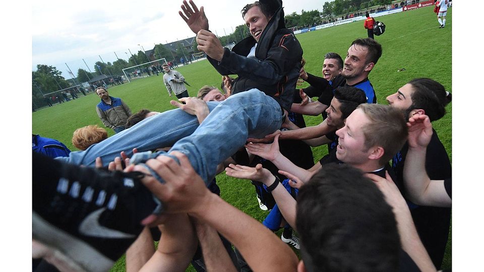 Vor dem Abflug: Vor einer Woche feierte Markus Krösche noch den Aufstieg mit der U23 des SC Paderborn 07 in die Oberliga. Jetzt steht er vor einem Wechsel in das Trainerteam von Bayer Leverkusen. F: Marc Köppelmann