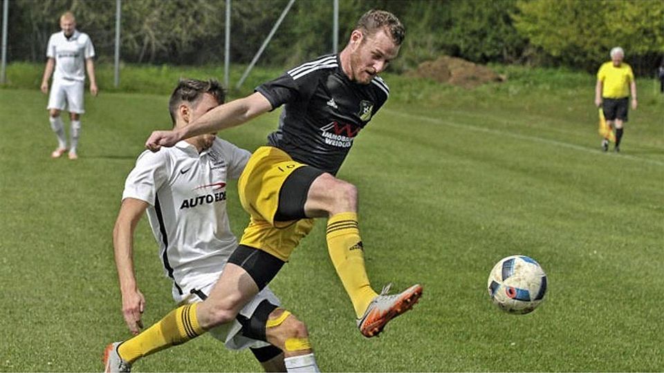 Auf dem Sprung in die Landesliga. Das Ziel scheint für den TSV Moosach weiterhin realistisch, nicht zuletzt dank des Treffers von Peter Hoyer (r.) in der letzten Spielminute gegen den SV Ostermünchen. Foto: Stefan Rossmann