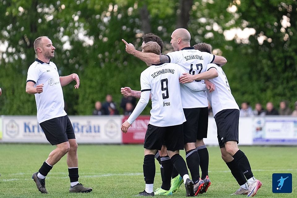 Der Jubel nach dem goldenen Treffer! Boris Vareskovic (Mitte) schießt Oberschneiding auf den Relegationsrang