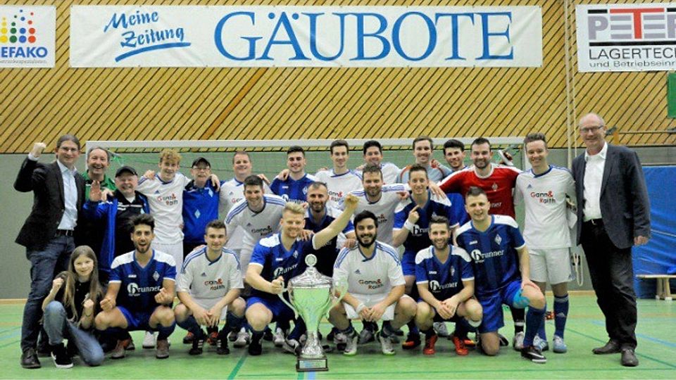 Gäubote-Verleger Elmar Schöllkopf (ganz links) übergab den Pokal an die SV Böblingen (blaue Trikots) Foto: Holom