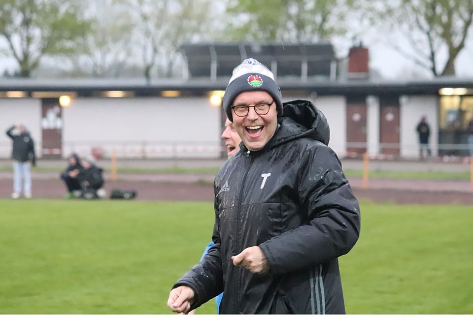 Da war die Welt der Freiburger noch in Ordnung: Trainer Ernst Hülsen bejubelt das 1:0.