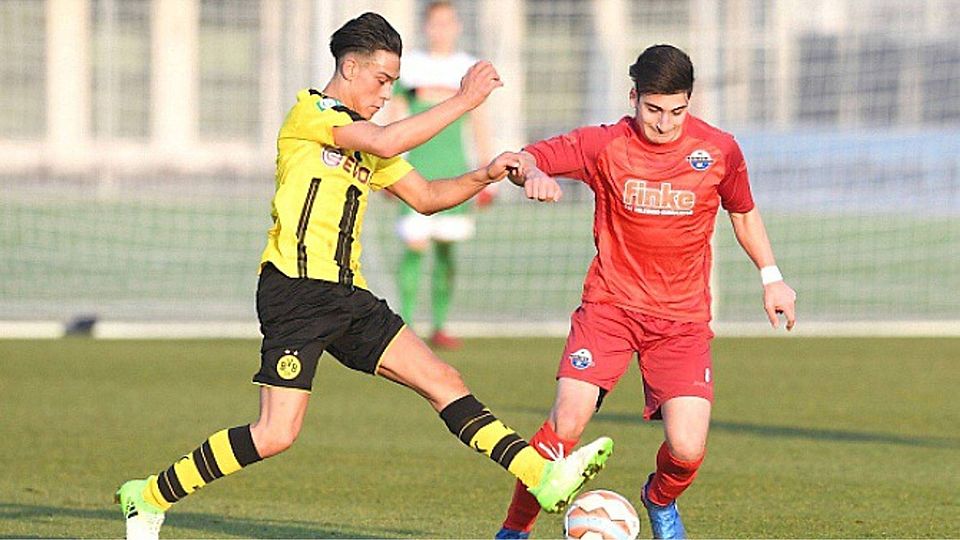 Kampf um den Ball: Paderborns Fatih Ufuk (r.) und Dortmunds Hüseyin Bulut (l.).