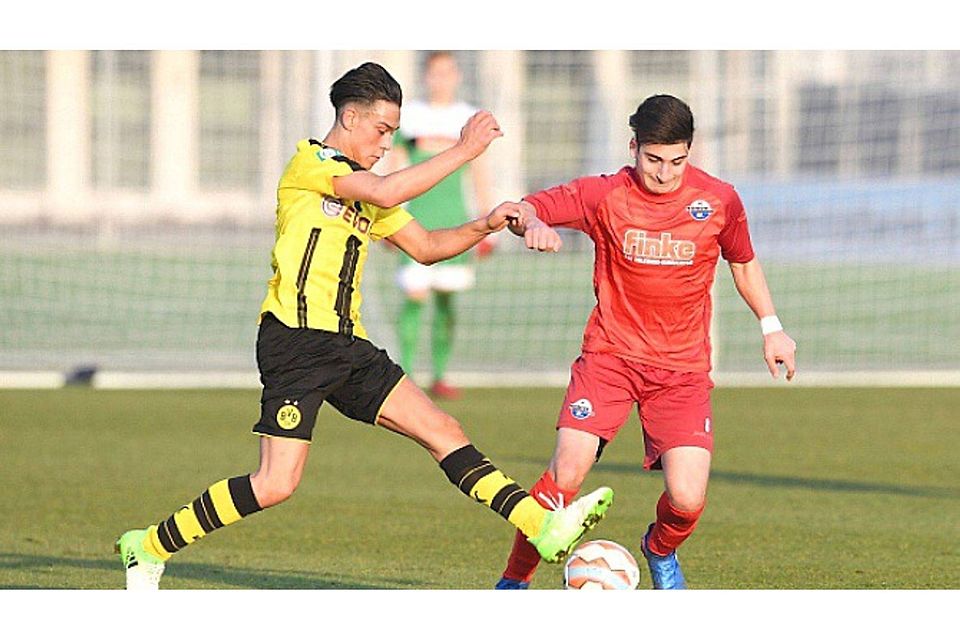 Kampf um den Ball: Paderborns Fatih Ufuk (r.) und Dortmunds Hüseyin Bulut (l.). Kampf um den Ball: Paderborns Fatih Ufuk (r.) und Dortmunds Hüseyin Bulut (l.).