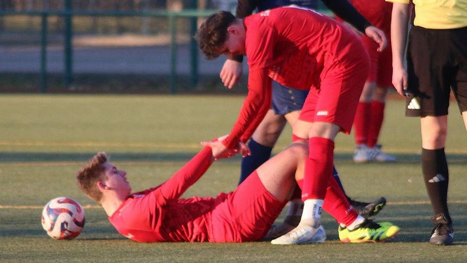 Devon Rothe (9) hilft Jakob Mosler (10) hoch