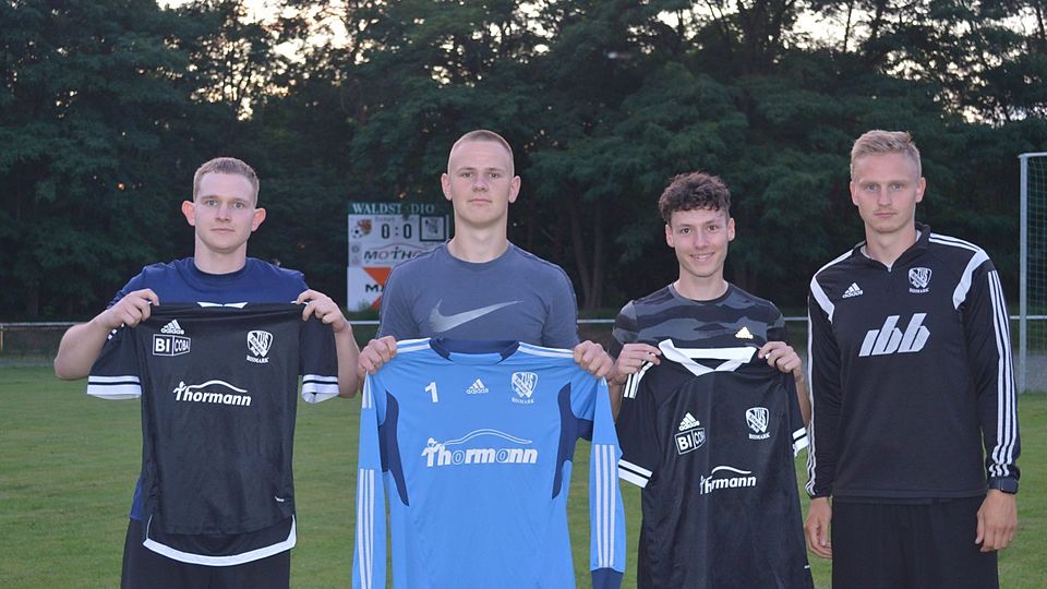 Jacob Damker (von links), Bohdan Varenyk und Janek Subke begrüßt Neu-Co-Trainer Florian Knoblich zur Saisonvorbereitung des TuS Schwarz-Weiß Bismark.