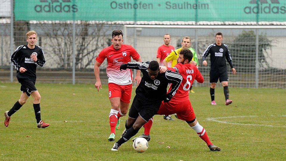 Kaum zu stoppen: SVW-Stürmer Davin Dzaka (Mitte) lässt sich vom Hechtsheimer Emrah Karakaya nicht aufhalten. Der Neuzugang erzielte zwei Tore.