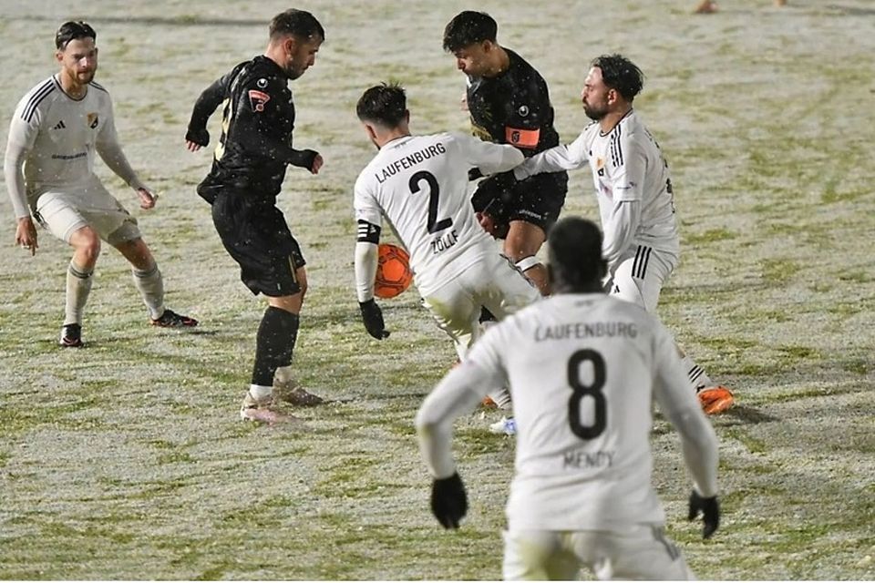 Leicht zu bespielen war der leicht schneebedeckte Rasenplatz in Villingen nicht. 