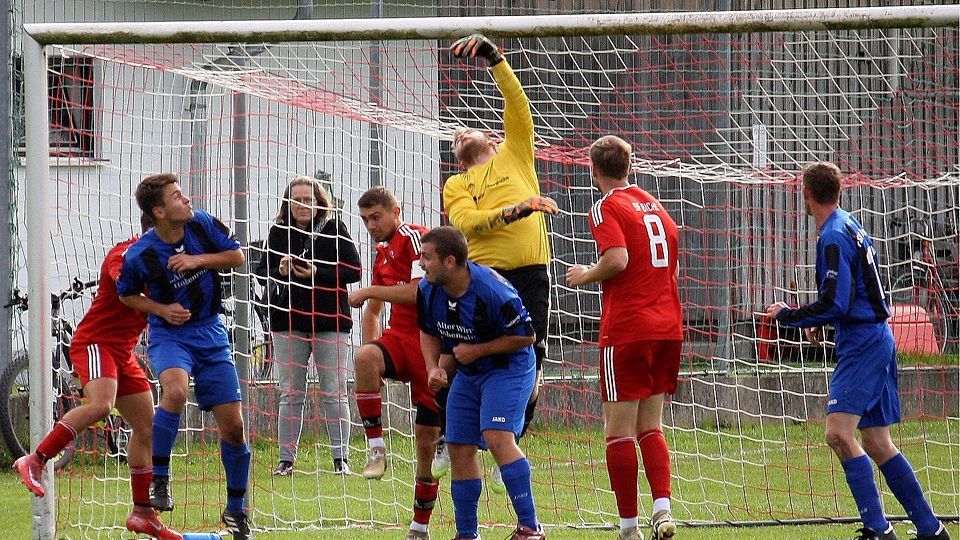 Abgewehrt: Höhenrains Keeper Guido Reiter, lenkt einen Kopfball der Bichler zur Ecke über die Latte.