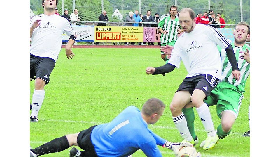 Burk II (in weiß) und Schlaifhausen (in grün-weiß) verlangten sich im letzten Relega­tionsspiel alles ab, es konnte am Ende nur einen Sieger geben. F: Maxbauer