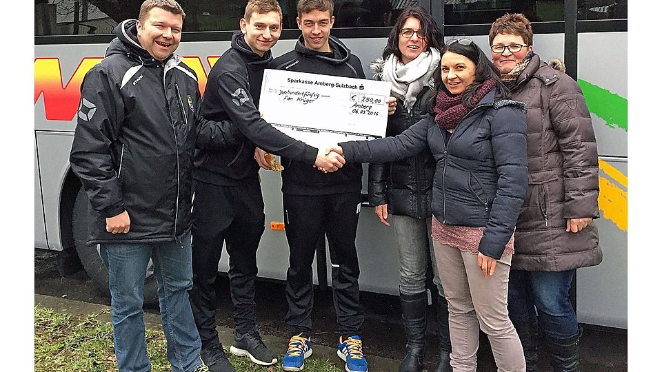 Die Amberger U19 um Trainer Stephan Braun (l.) sowie die Eltern sammelten für die Hinterbliebenen des verstorbenen Ex-Jahn-Spielers Willi Krüger 250 Euro.