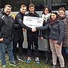 Die Amberger U19 um Trainer Stephan Braun (l.) sowie die Eltern sammelten für die Hinterbliebenen des verstorbenen Ex-Jahn-Spielers Willi Krüger 250 Euro.