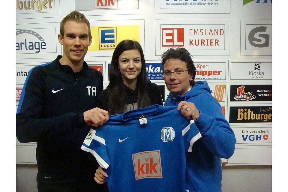 Soll den SV Meppen verstärken: Vildan Kardesler (Mitte) mit Tommy Stroot und Maria Reisinger. Foto: Markus Lohle