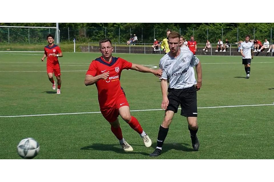 Waldbrunns Arne Breuer (l.) entwischt dem Waldgirmeser Linus Armbruster. Waldbrunns Arne Breuer (l.) entwischt dem Waldgirmeser Linus Armbruster. © Eric Böcher