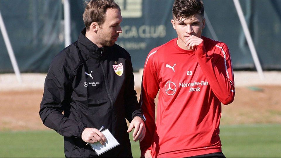 Soll den VfB Stuttgart II vor dem Abstieg retten: Trainer Andreas Hinkel (li.), neben Nachwuchstalent Antonis Aidonis. Foto: Baumann