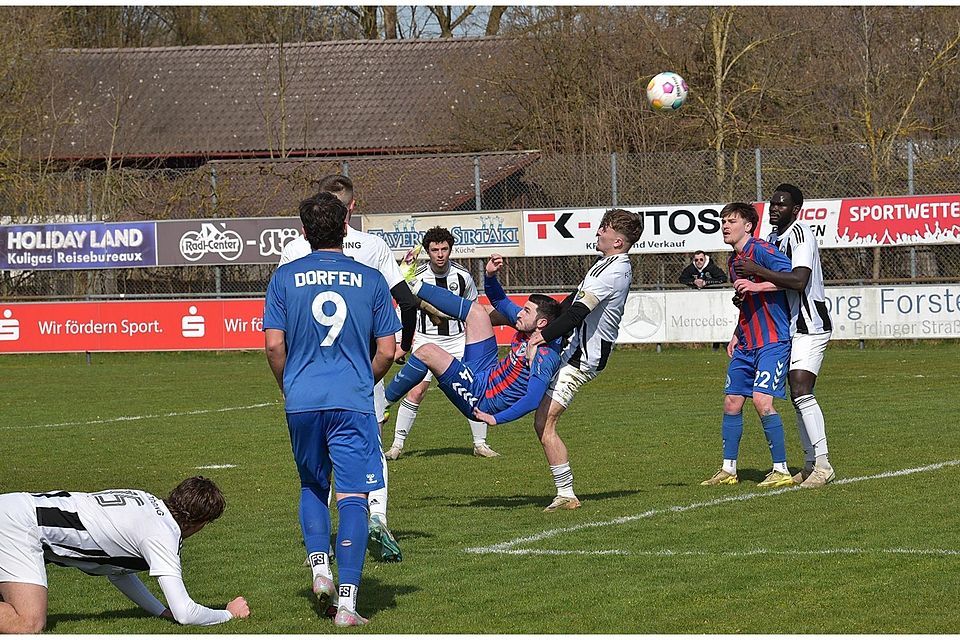 Artistisch: Der Bewachung von FC-Kapitän Florian Huber (weiß) entzog sich TSV-Torjäger Alois Eberle (4.v.r.) mit einem schönen Fallrückzieher.