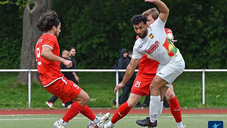 Der FC Roj Dortmund (in Weiß) hat die Landesliga-Meisterschaft in den eigenen Händen.