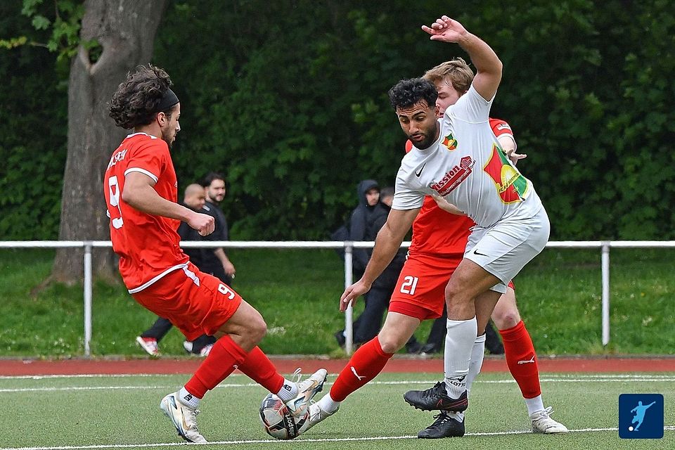 Der FC Roj Dortmund (in Weiß) hat die Landesliga-Meisterschaft in den eigenen Händen.