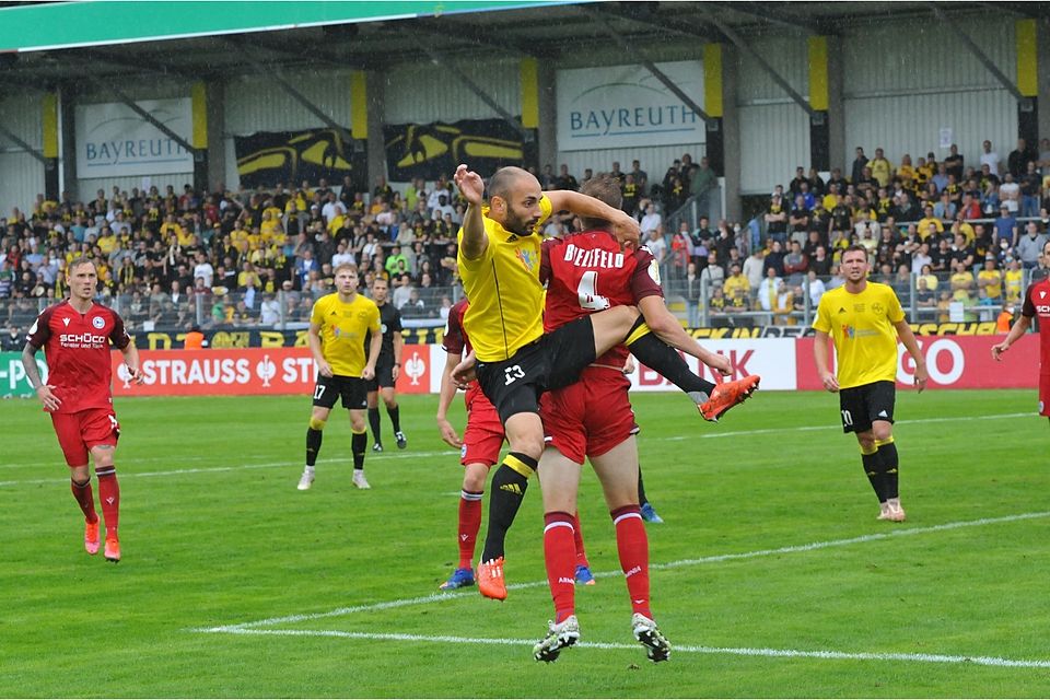 Anton Makarenko (vorne) im Pokalspiel gegen Bundesligist DSC Arminia Bielefeld.