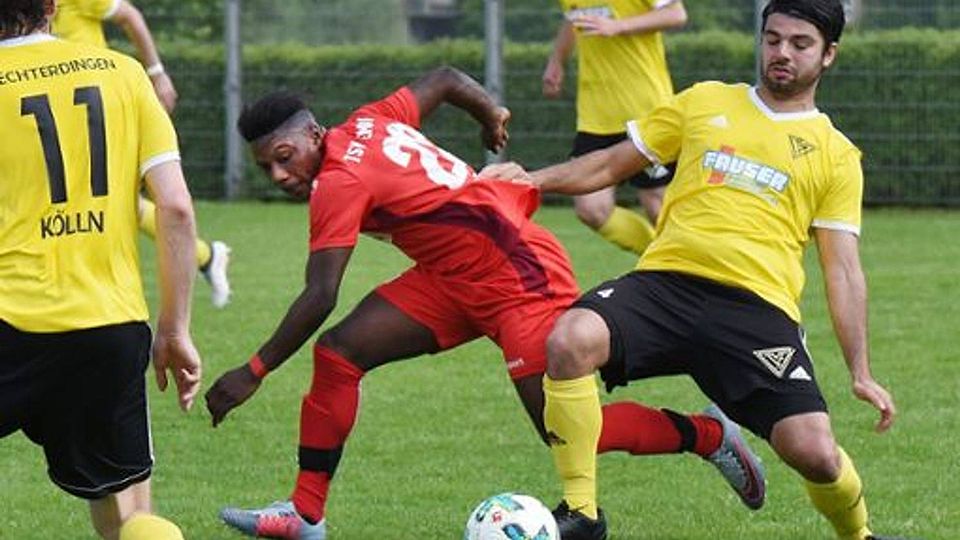 Dennis Garcia-Franco (rechts) leitete mit zwei Fehlern beide Echterdinger Gegentreffer ein.