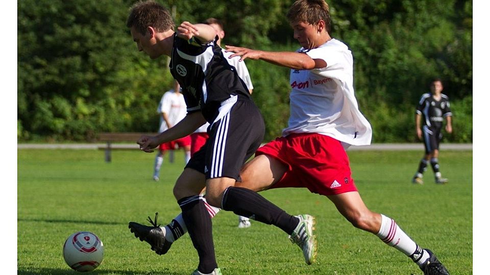 Kampf um jeden Ball heißt es für den SV Kumhausen (Tobias Wittmann, weißes Trikot) im Duell bei der DJK SV Altdorf. Foto: Max Feierabend