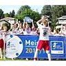 Da ist das Ding: Die Juniorinnen des TSV Tettnang sind Meister der Oberliga und spielen Relegation zur Bundesliga. Maximilian Kroh