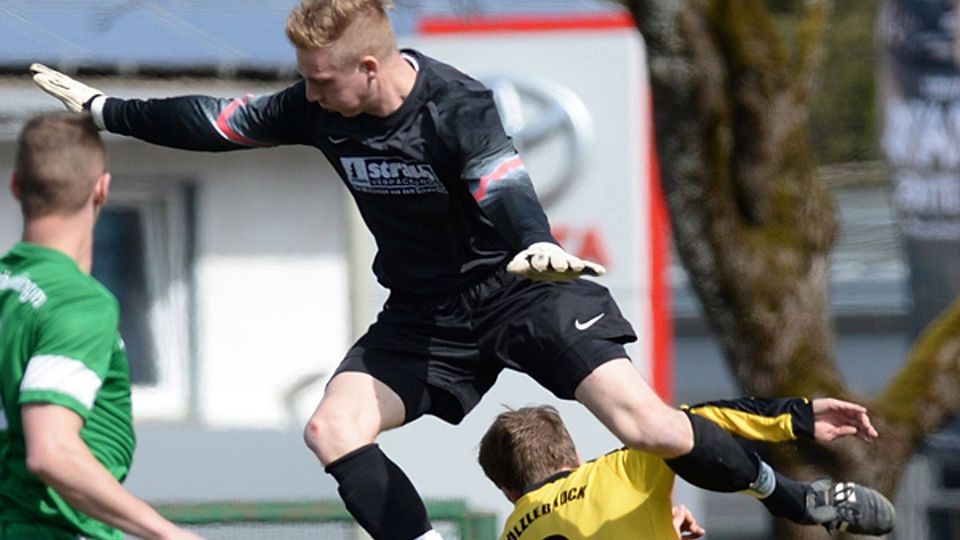 Harte Gangart:  Bräunlingens Torhüter Stephan Wangler  foult den Hölzlebrucker Patrick Koch, den fälligen Elfmeter verwandelte Rick Kiefer zur 1:0-Führung für den HSV. | Foto: Patrick Seeger
