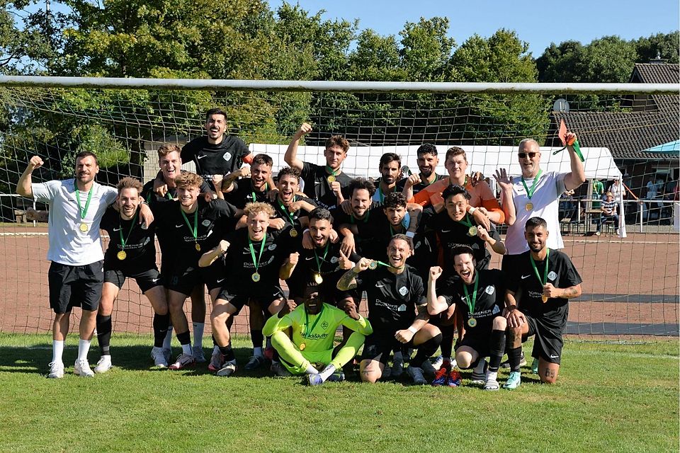 Holten sich zum dritten Mal in Folge den Titel: Die Fußballer der Sportfreunde Düren.