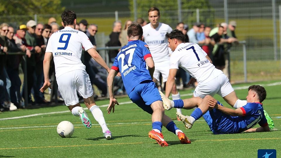 Phlilipp Kirsamer (links im Bild) erzielte zwei Tore beim Spiel gegen den VfR Mannheim