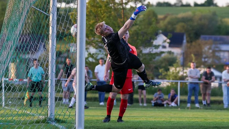 Auf Brensbachs Torwart Niklas Schäfer, hier bei einer Flugeinlage im Kreispokalfinale gegen den SV Hummetroth, kommt es auch am Sonntag wieder an.  	Foto: Joaquim Ferreira
