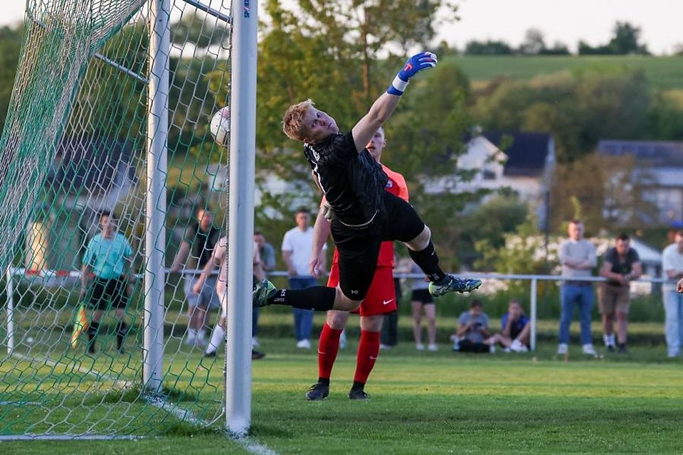 Auf Brensbachs Torwart Niklas Schäfer, hier bei einer Flugeinlage im Kreispokalfinale gegen den SV Hummetroth, kommt es auch am Sonntag wieder an.  	Foto: Joaquim Ferreira