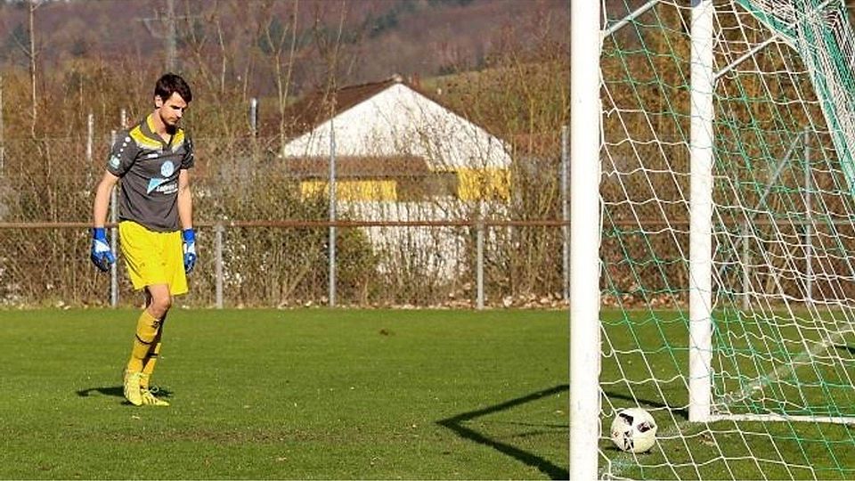 Auf diesen Anblick hofft am Wochenende der TSV Tauberbischofsheim. Laudas Keeper holt den Ball aus dem Netz (Archivbild aus der vergangenen Saison). F: Gebhard