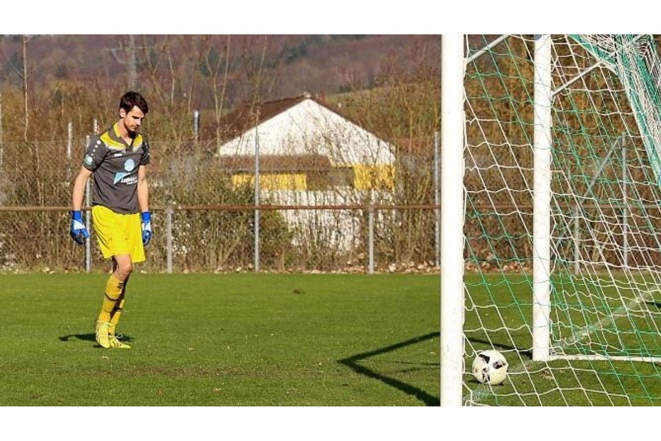 Auf diesen Anblick hofft am Wochenende der TSV Tauberbischofsheim. Laudas Keeper holt den Ball aus dem Netz (Archivbild aus der vergangenen Saison). F: Gebhard